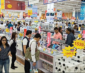 people shopping in carrefour