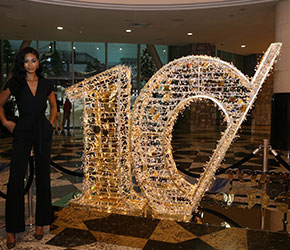 A women standing near 10 light decor